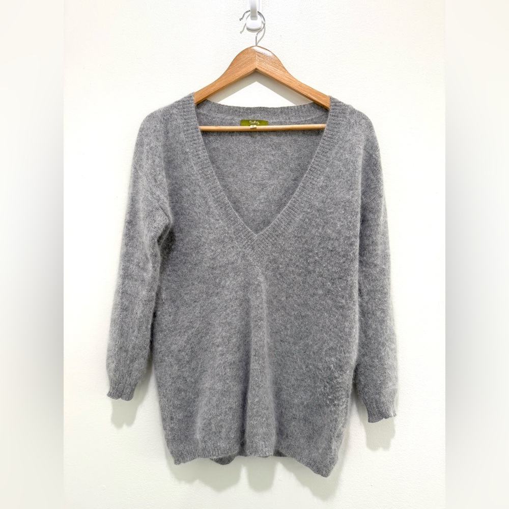 Cozy V-Neck Women’s Sweater - Gray